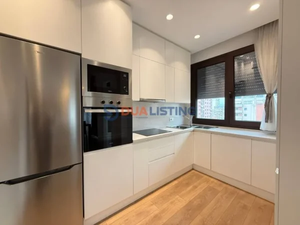 Tirane, jepet me qera apartament duplex 3+1+Ballkon Kati 7, 171 m² 1.500 € (Rruga e Barrikadave)