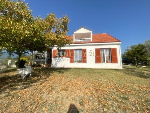 Tirane, jepet me qera Vile 3+1 Kati 0, 250 m² 1.800 € (NE ZONEN E FARKES)