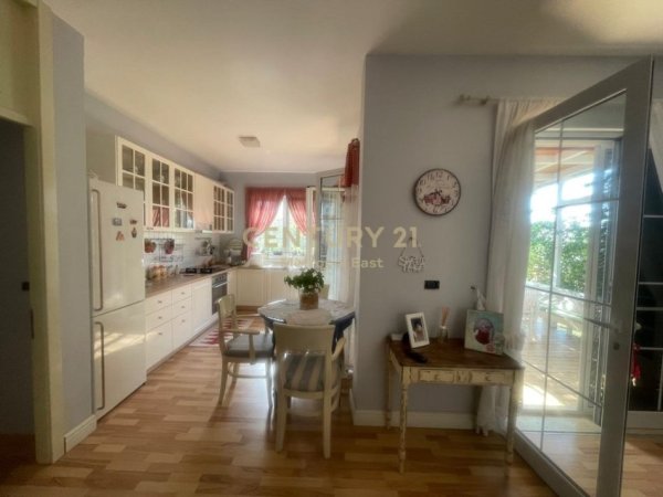 Tirane, jepet me qera Vile 3+1 Kati 0, 250 m² 1.800 € (NE ZONEN E FARKES)