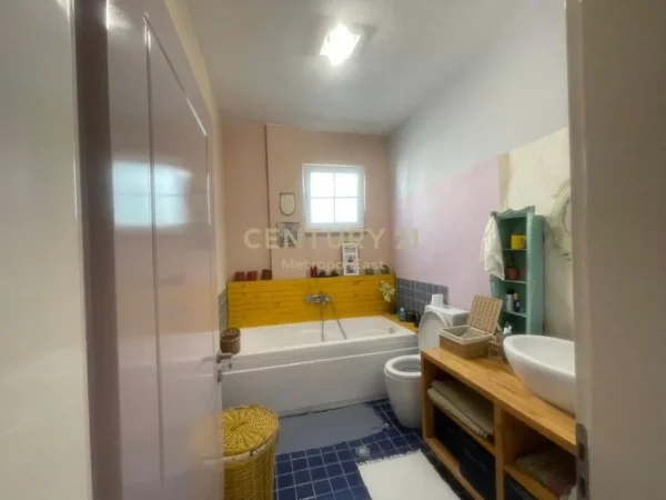 Tirane, jepet me qera Vile 3+1 Kati 0, 250 m² 1.800 € (NE ZONEN E FARKES)