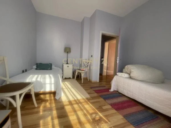 Tirane, jepet me qera Vile 3+1 Kati 0, 250 m² 1.800 € (NE ZONEN E FARKES)