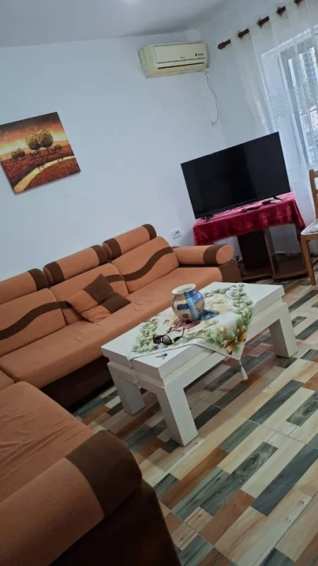 Tirane, jepet me qera apartament 2+1+Aneks+Ballkon Kati 1, 75 m² 500 € (Rruga Njazi Meka)