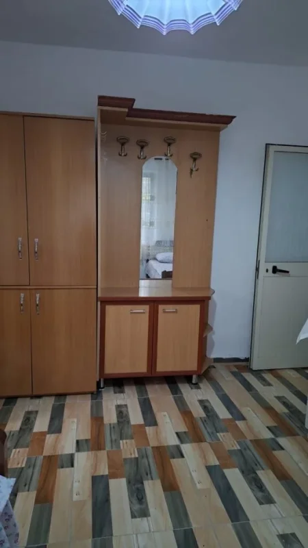 Tirane, jepet me qera apartament 2+1+Aneks+Ballkon Kati 1, 75 m² 500 € (Rruga Njazi Meka)