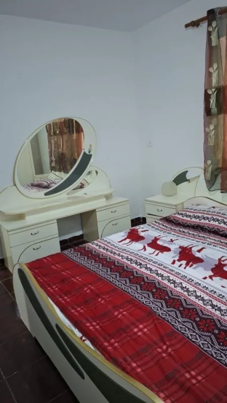 Tirane, jepet me qera apartament 2+1+Ballkon Kati 1, 75 m² 500 € (Rruga Njazi Meka, Tek Shkolla e bashkuar, perballe Shkolles Ramazan Jarani)