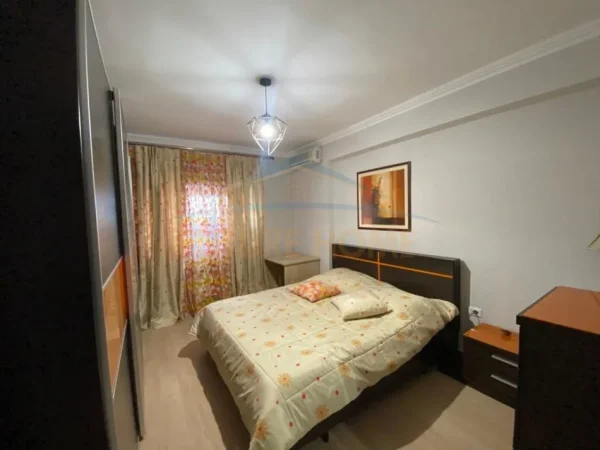 Tirane, jap me qera apartament 3+1+Ballkon Kati 6, 129 m² 1.200 € (QENDER)