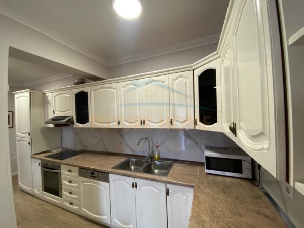 Tirane, jap me qera apartament 3+1+Ballkon Kati 6, 129 m² 1.200 € (QENDER)