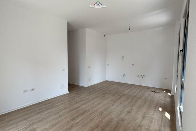 Tirane, jepet me qera zyre Kati 1, 104 m² 750 € (Kompleksi Erli)