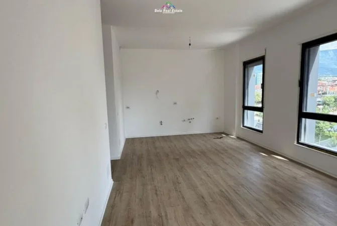 Tirane, jepet me qera zyre Kati 1, 104 m² 750 € (Kompleksi Erli)