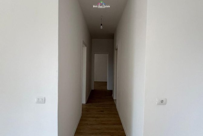 Tirane, jepet me qera zyre Kati 1, 104 m² 750 € (Kompleksi Erli)