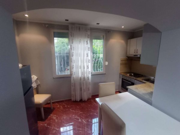 Tirane, jepet me qera apartament 1+1+Ballkon Kati 1, 70 m² 500 € (Ali Demi)