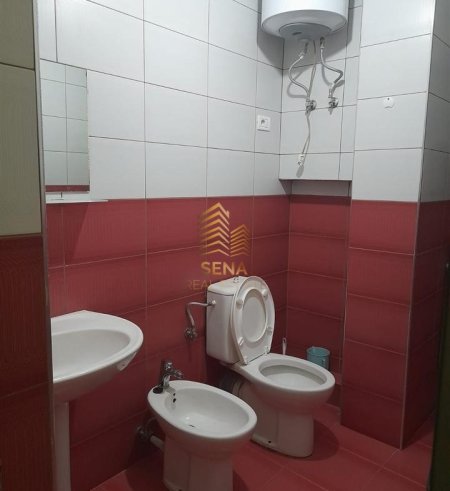 Tirane, jepet me qera apartament 1+1+Ballkon Kati 2, 75 m² 400 € (Rruga 5 Maji)