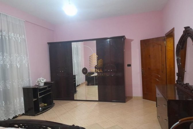 Tirane, jepet me qera apartament 1+1+Ballkon Kati 2, 75 m² 400 € (Rruga 5 Maji)
