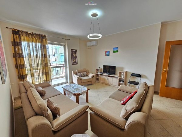 Tirane, jepet me qera apartament 3+1 Kati 7, 125 m² 800 € (rruga e kavajes)