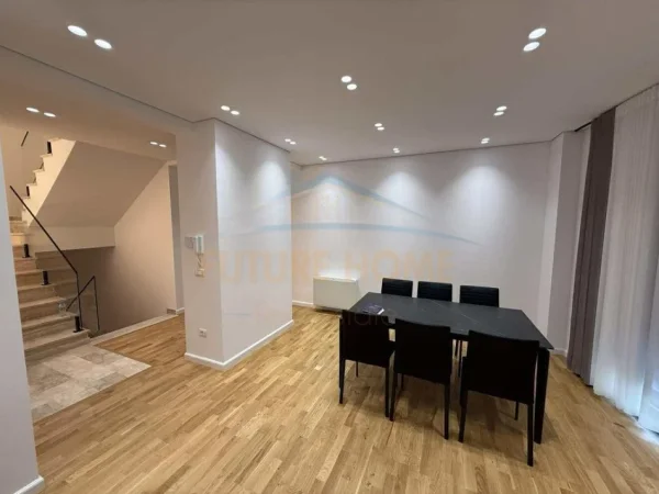 Tirane, jepet me qera Vile 4+1+Ballkon Kati 2, 333 m² 4.000 € 
