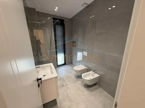 Tirane, jepet me qera Vile 4+1+Ballkon Kati 2, 333 m² 4.000 € 