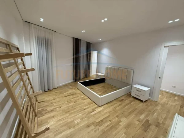 Tirane, jepet me qera Vile 4+1+Ballkon Kati 2, 333 m² 4.000 € 
