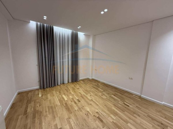 Tirane, jepet me qera Vile 4+1+Ballkon Kati 2, 333 m² 4.000 € 