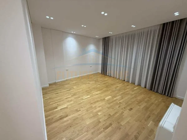 Tirane, jepet me qera Vile 4+1+Ballkon Kati 2, 333 m² 4.000 € 