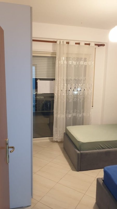 Tirane, jepet me qera apartament 2+1+Ballkon Kati 2, 98 m² 450 € (Fresku)