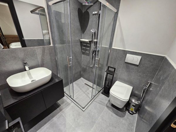 Tirane, jepet me qera apartament 1+1+Ballkon Kati 1, 55 m² 700 € (myslym shyri)