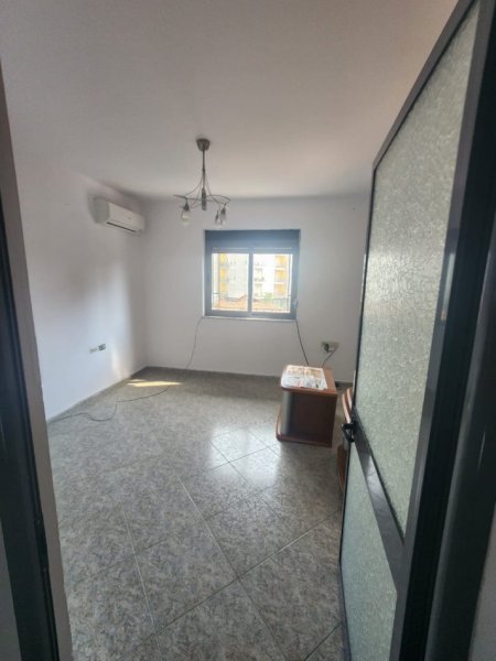 Tirane, shitet apartament 1+1+Ballkon Kati 3, 54 m² 103.000 € (Ali demi)