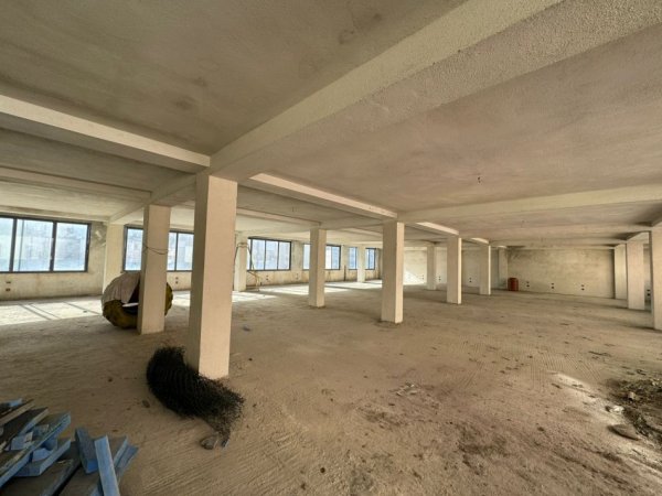 Tirane, jepet me qera ambjent biznesi Kati 4, 450 m² 1.500 € (Rruga Irfan Tomini)