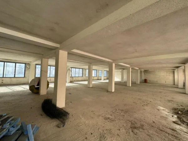 Tirane, jepet me qera ambjent biznesi Kati 4, 450 m² 1.500 € (Rruga Irfan Tomini)