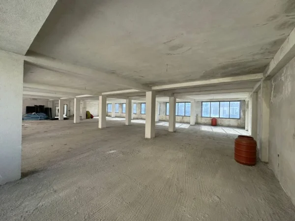 Tirane, jepet me qera ambjent biznesi Kati 4, 450 m² 1.500 € (Rruga Irfan Tomini)