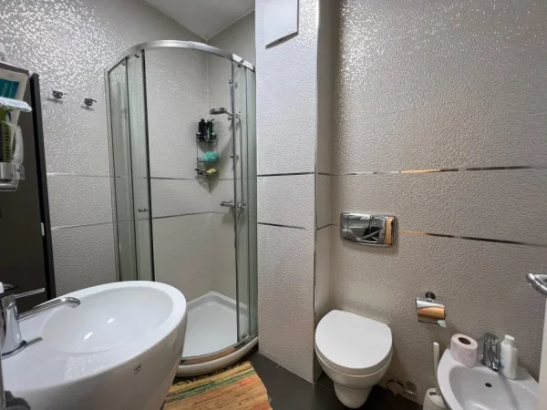 Tirane, jepet me qera apartament 2+1 Kati 7, 123 m² 1.600 € (Blloku)