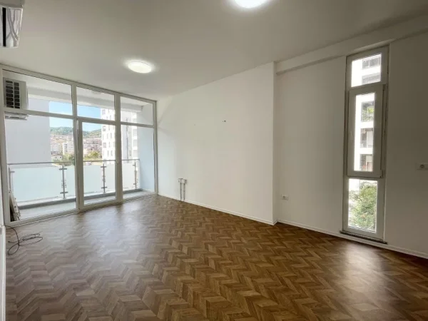 Tirane, jepet me qera zyre Kati 2, 95 m² 750 € (Tek Kika 2 Tek Komuna e Parisit)