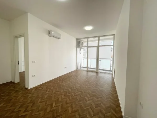 Tirane, jepet me qera zyre Kati 2, 95 m² 750 € (Tek Kika 2 Tek Komuna e Parisit)