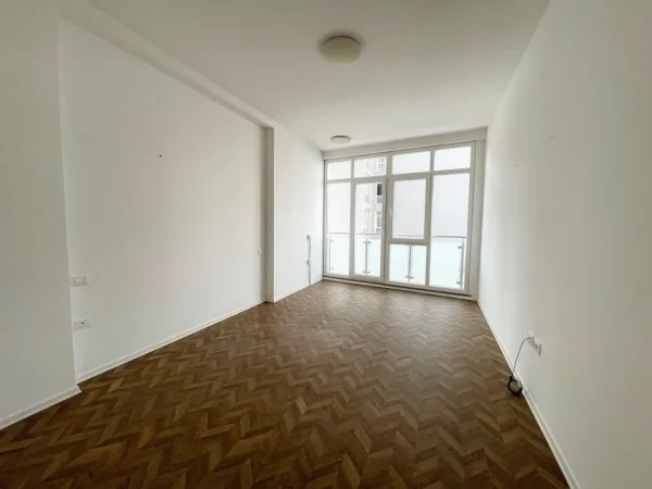 Tirane, jepet me qera zyre Kati 2, 95 m² 750 € (Tek Kika 2 Tek Komuna e Parisit)