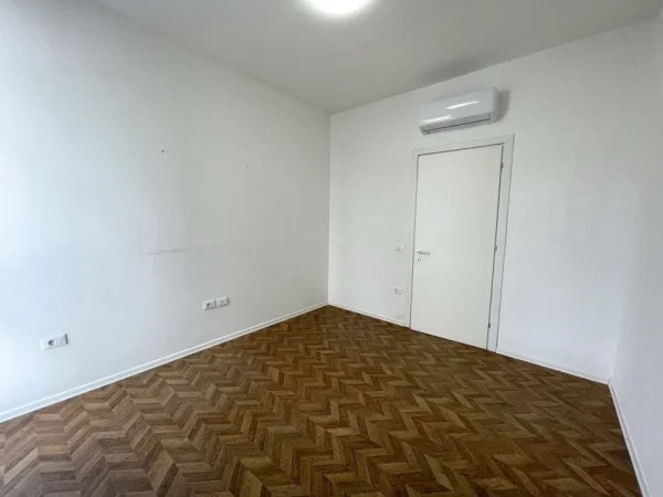 Tirane, jepet me qera zyre Kati 2, 95 m² 750 € (Tek Kika 2 Tek Komuna e Parisit)