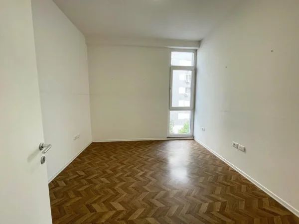Tirane, jepet me qera zyre Kati 2, 95 m² 750 € (Tek Kika 2 Tek Komuna e Parisit)