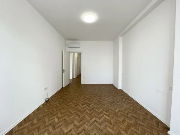 Tirane, jepet me qera zyre Kati 2, 95 m² 750 € (Tek Kika 2 Tek Komuna e Parisit)