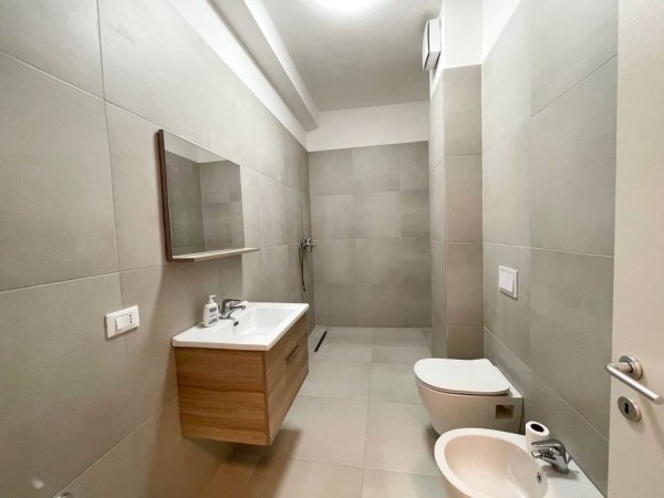 Tirane, jepet me qera zyre Kati 2, 95 m² 750 € (Tek Kika 2 Tek Komuna e Parisit)