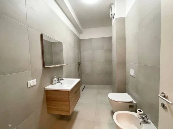 Tirane, jepet me qera zyre Kati 2, 95 m² 750 € (Tek Kika 2 Tek Komuna e Parisit)
