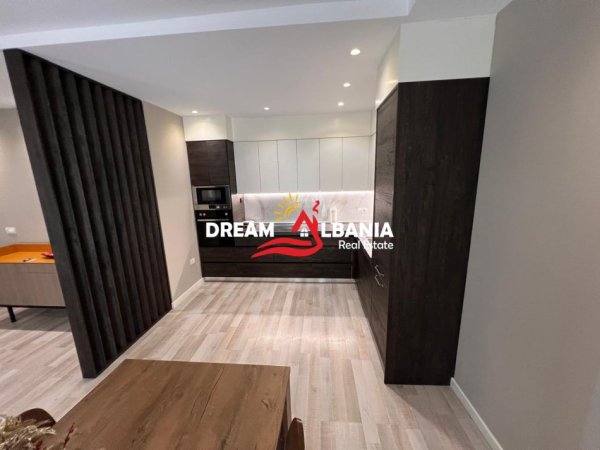 Tirane, jepet me qera apartament 2+1 , 100 m² 750 € (me qera tek 21 Dhjetori prane Mondial)