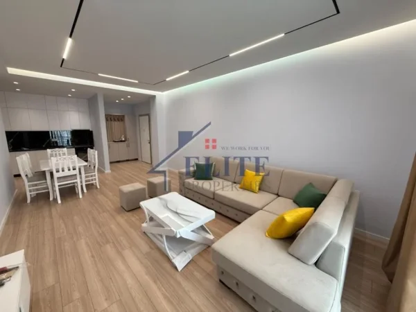 Tirane, jepet me qera apartament 2+1+Ballkon Kati 6, 117 m² 800 € 