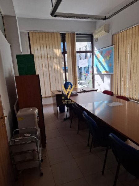 Tirane, jepet me qera zyre Kati 0, 32 m² 400 € (DONIKA CENTER)