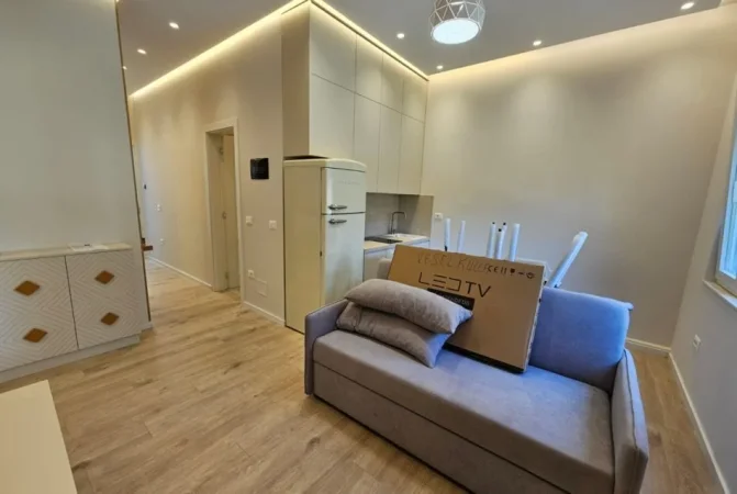 Tirane, jepet me qera apartament 1+1 Kati 1, 55 m² 700 € (Qender)