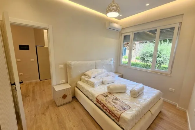 Tirane, jepet me qera apartament 1+1 Kati 1, 55 m² 700 € (Qender)