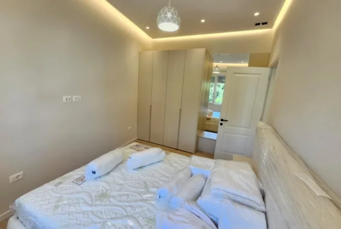 Tirane, jepet me qera apartament 1+1 Kati 1, 55 m² 700 € (Qender)