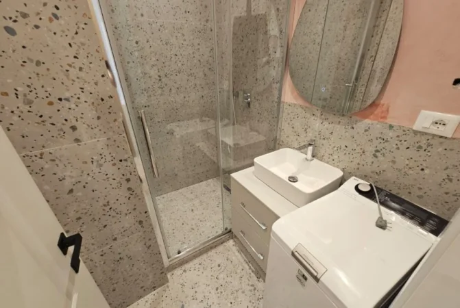 Tirane, jepet me qera apartament 1+1 Kati 1, 55 m² 700 € (Qender)