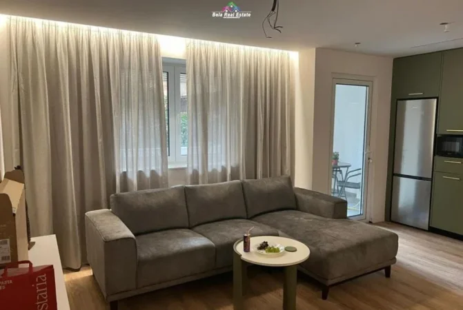 Tirane, jepet me qera apartament 2+1+Ballkon Kati 1, 90 m² 1.000 € (qender)
