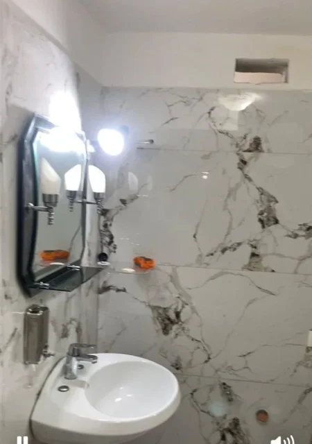 Tirane, jap me qera apartament 2+1+Ballkon Kati 3, 112 m² 600 € (Qender Rruga Bardhok Biba)