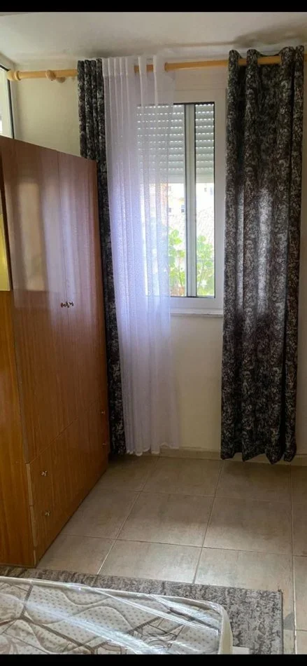 Tirane, jap me qera apartament 2+1+Ballkon Kati 3, 112 m² 600 € (Qender Rruga Bardhok Biba)