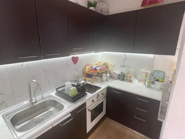 Tirane, jepet me qera ambjent biznesi Kati 4, 56 m² 500 € (RRUGA MEMO METO, ISH RESTORANT DURRESI)