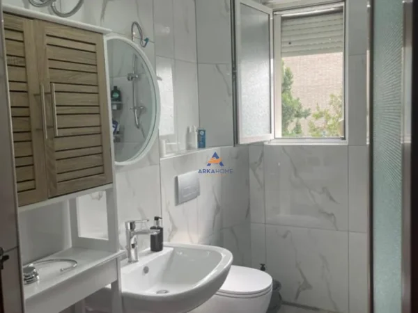 Tirane, jepet me qera ambjent biznesi Kati 4, 56 m² 500 € (RRUGA MEMO METO, ISH RESTORANT DURRESI)