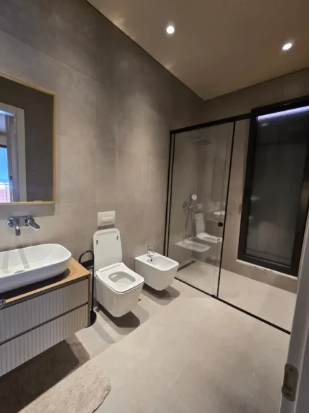 Tirane, jepet me qera apartament 2+1+Ballkon Kati 5, 128 m² 1.200 € (KOMPLEKSI DELIJORGJI)